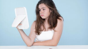 Se seu cabelo anda pesado e sem vida, talvez esteja na hora de um detox. Entenda por que esse cuidado está conquistando tanta gente.