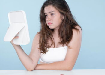 Se seu cabelo anda pesado e sem vida, talvez esteja na hora de um detox. Entenda por que esse cuidado está conquistando tanta gente.