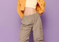 Como usar esse tipo de calça que está dominando os looks urbanos