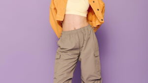 Como usar esse tipo de calça que está dominando os looks urbanos