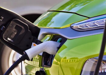 Ilustração de carro elétrico carregando - Créditos: depositphotos.com / gulyapeter