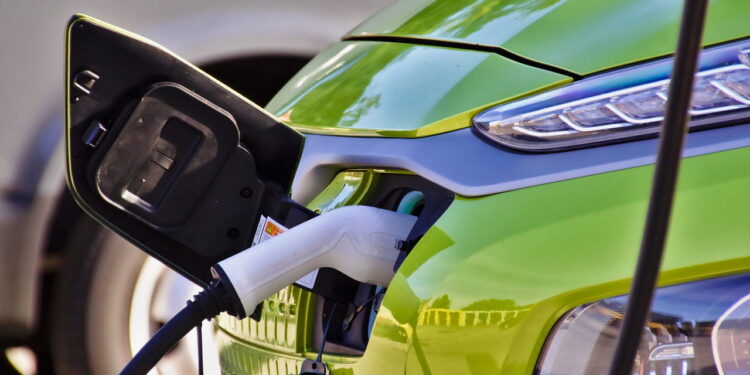 Ilustração de carro elétrico carregando - Créditos: depositphotos.com / gulyapeter