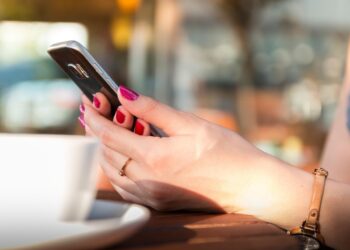 Celular no conserto? 5 dicas para saber se assistência técnica é idônea