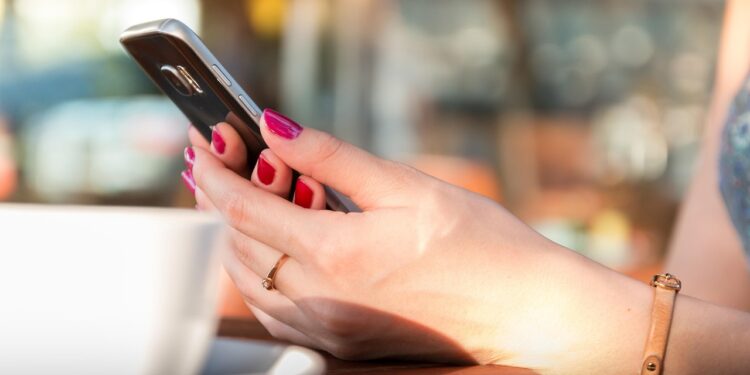 Celular no conserto? 5 dicas para saber se assistência técnica é idônea