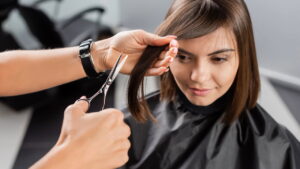 Cortar o cabelo ajuda a crescer mais rápido? Entenda agora