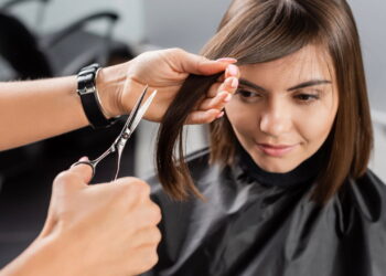 Cortar o cabelo ajuda a crescer mais rápido? Entenda agora