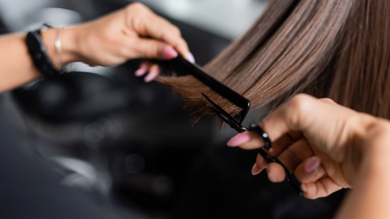 Cortar o cabelo ajuda a crescer mais rápido? Entenda agora