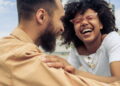 Casal feliz dando risada - Créditos: depositphotos.com / VeronikaGorBO