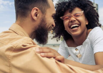 Casal feliz dando risada - Créditos: depositphotos.com / VeronikaGorBO