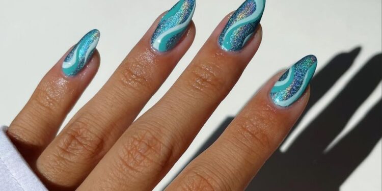 Lagoon nails - Créditos: Imagem divulgação Instagram @phoebesummernails