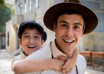 Candinho (Sergio Guizé) e Samir (Davi Malizia) em 'Êta Mundo Melhor' - Divulgação/Globo