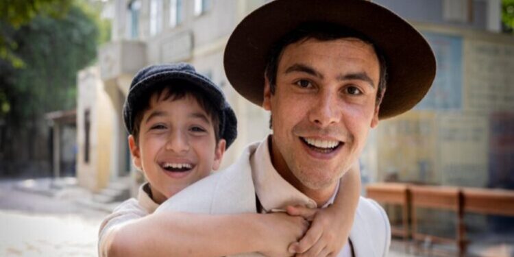 Candinho (Sergio Guizé) e Samir (Davi Malizia) em 'Êta Mundo Melhor' - Divulgação/Globo