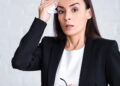 Mulher nervosa ao falar em público - Créditos: depositphotos.com / AndrewLozovyi