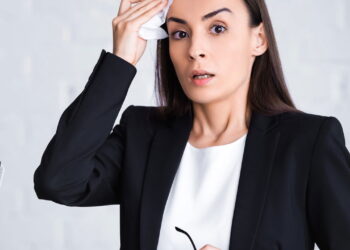 Mulher nervosa ao falar em público - Créditos: depositphotos.com / AndrewLozovyi