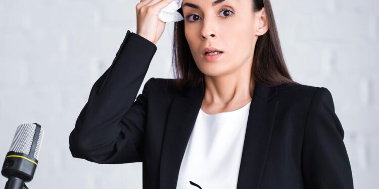 Mulher nervosa ao falar em público - Créditos: depositphotos.com / AndrewLozovyi