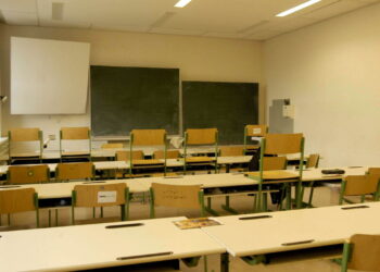 Escola em período de férias - Créditos: depositphotos.com / egubisch