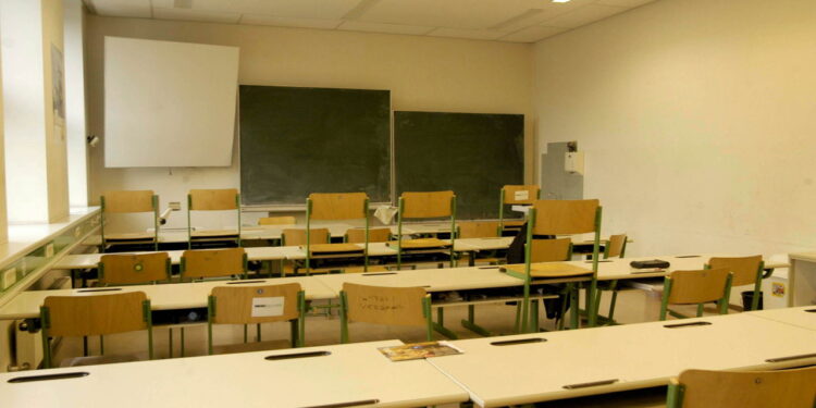 Escola em período de férias - Créditos: depositphotos.com / egubisch