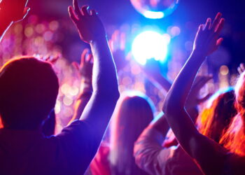 Essas cidades oferecem a melhor vida noturna de todas