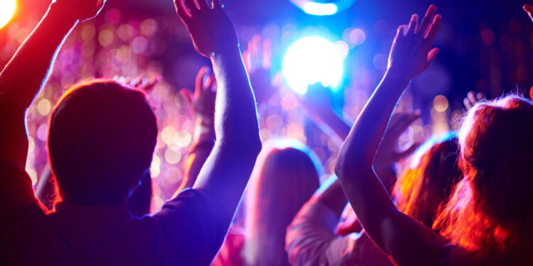 Essas cidades oferecem a melhor vida noturna de todas
