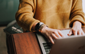 Finanças em dia para empreendedoras. Foto: Unsplash