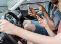 Ilustração de pessoas vendo o GPS - Créditos: depositphotos.com / HayDmitriy