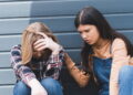 Iluistração de meninas frustadas com seus hábitos - Créditos: depositphotos.com / VitalikRadko