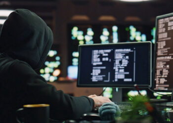Hacker mexendo no computador - Créditos: depositphotos.com / stockbusters