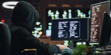 Hacker mexendo no computador - Créditos: depositphotos.com / stockbusters