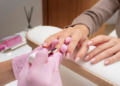 Veja os cuidados que você deve ter na manicure. Foto: FreePik
