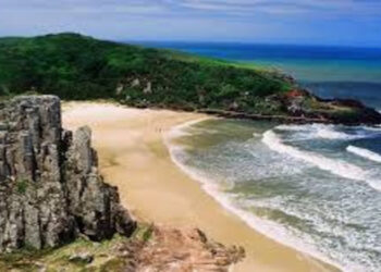 Praia de Torres - Créditos: https://www.flickr.com/photos/valdiney/1393488864