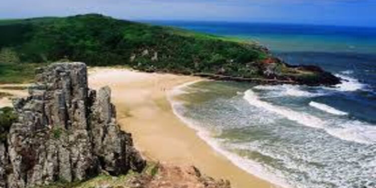 Praia de Torres - Créditos: https://www.flickr.com/photos/valdiney/1393488864