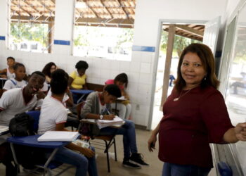 Incentivo financeiro que estimula a permanência no ensino médio - Créditos: depositphotos.com / joasouza