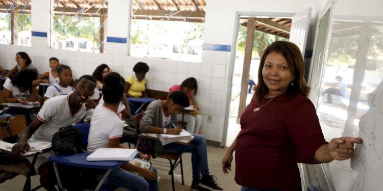 Incentivo financeiro que estimula a permanência no ensino médio - Créditos: depositphotos.com / joasouza