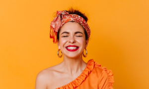 Como usar lenços e tiaras? Foto: FreePik