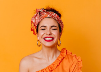 Como usar lenços e tiaras? Foto: FreePik