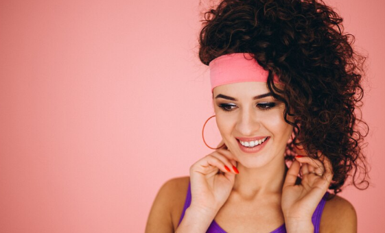 Como usar lenços e tiaras? Foto: FreePik