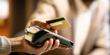 Pagamento em maquina de cartão - Créditos: depositphotos.com / Milkos