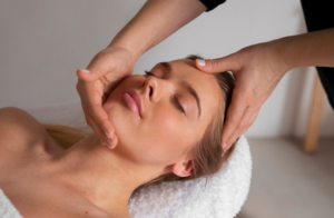 Massagem facial é eficaz? Foto: FreePik