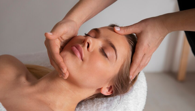 Massagem facial é eficaz? Foto: FreePik