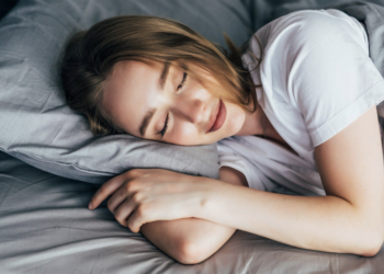 Mulheres precisam dormir mais mesmo? Entenda. Foto: FreePik