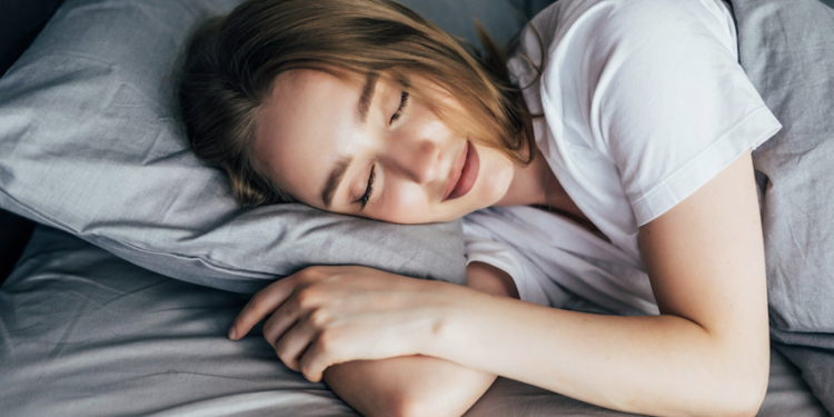 Mulheres precisam dormir mais mesmo? Entenda. Foto: FreePik