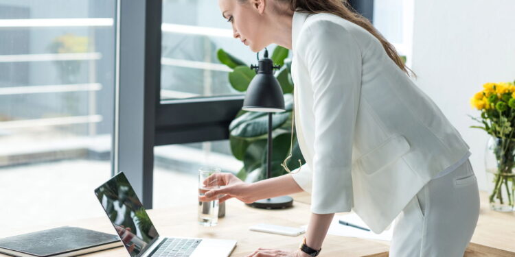 O melhor visual para passar confiança no ambiente de trabalho