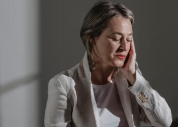 Redução do hormônio estrogênio traz sintomas físicos e desregula emoções; mas dá para lidar com ela de forma leve e consciente! - Crédito: Freepik