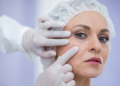 Conheça os riscos da blefaroplastia. Foto: FreePik