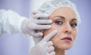 Conheça os riscos da blefaroplastia. Foto: FreePik