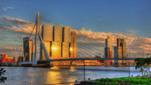 Essa cidade surpreende com arquitetura e vida noturna vibrante