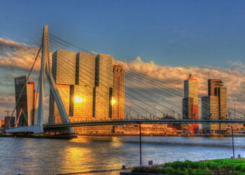 Essa cidade surpreende com arquitetura e vida noturna vibrante