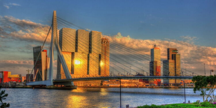 Essa cidade surpreende com arquitetura e vida noturna vibrante