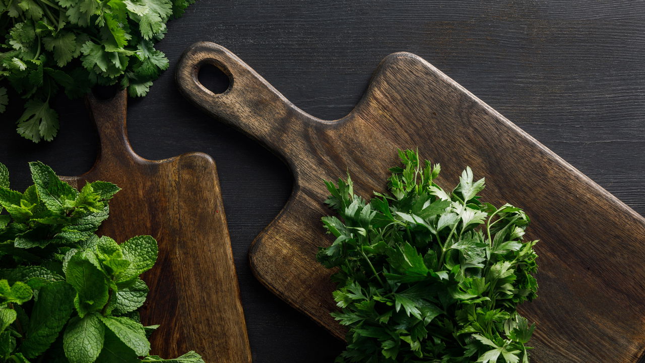 Como cultivar a própria salsa na sua casa e colher o ano inteiro