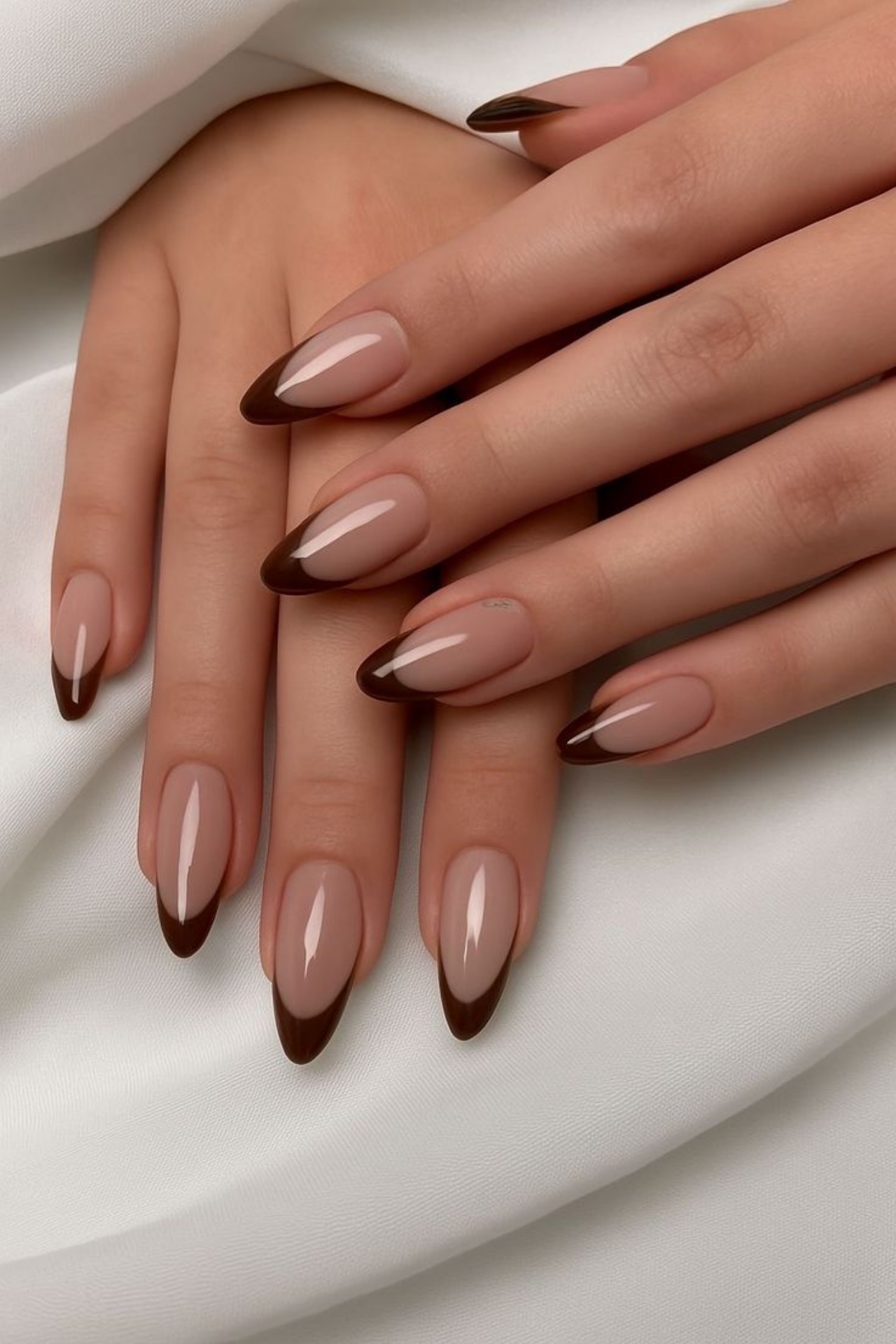 unhas marrom